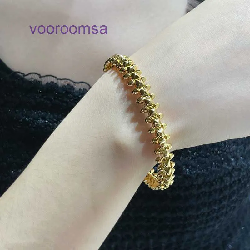 Nueva marca de neumáticos para automóviles Pulsera de diseño clásico Material dorado Versión amplia Pulsera con cabeza de bala Artesanía de precisión de moda Con caja original