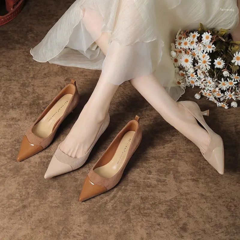Sapatos de vestido Ovelha camurça retalhos mil estilo de ouro saltos altos 2024 outono apontado couro elegante único