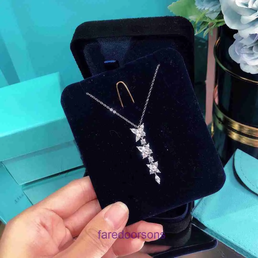 Hoge kwaliteit Tifannissm roestvrijstalen designer ketting sieraden asymmetrische vierbladige bloemhanger met diamanten voor vrouwen met originele doos