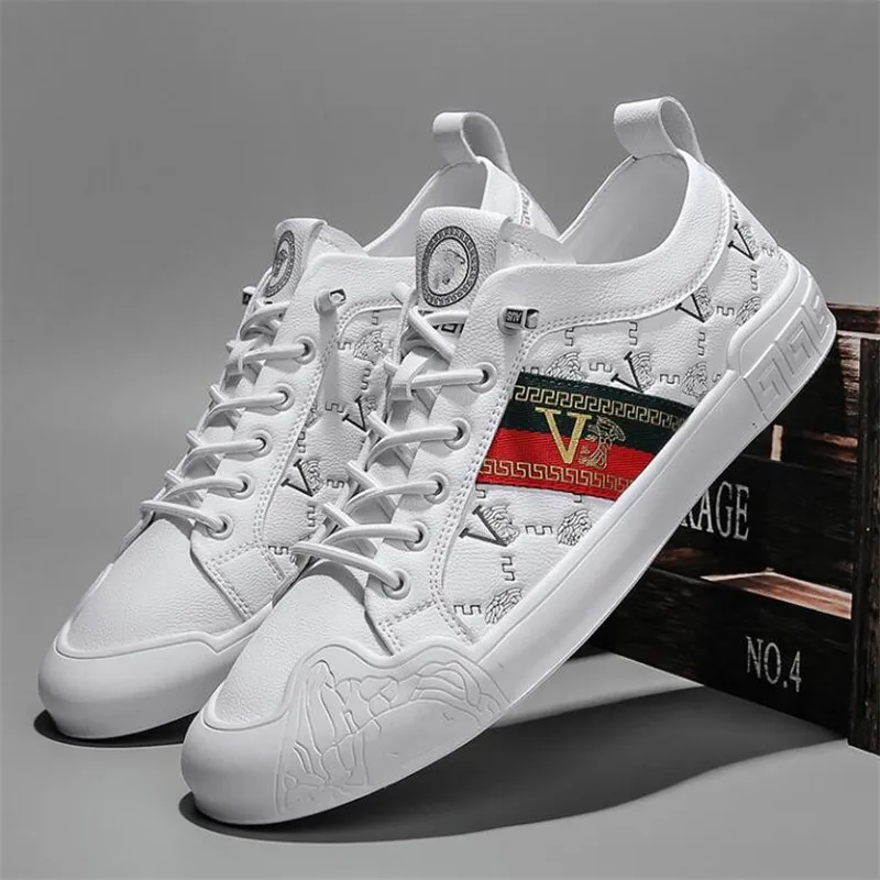 Hoogwaardige nieuwe mannen schoenen 2024 pu lederen ontwerper mode solide kleur gevulkaniseerd paar kantup witte casual schoenen sneakers