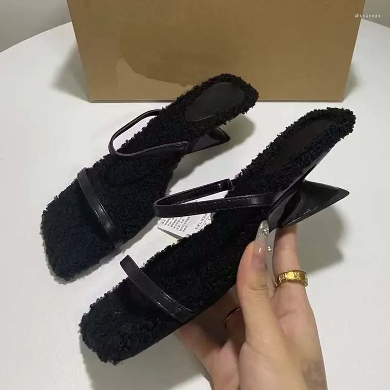 Chinelos 2024 produto de inverno quadrado cabeça cordeiro cabelo moda casual em forma de salto sapatos de pelúcia para mulheres