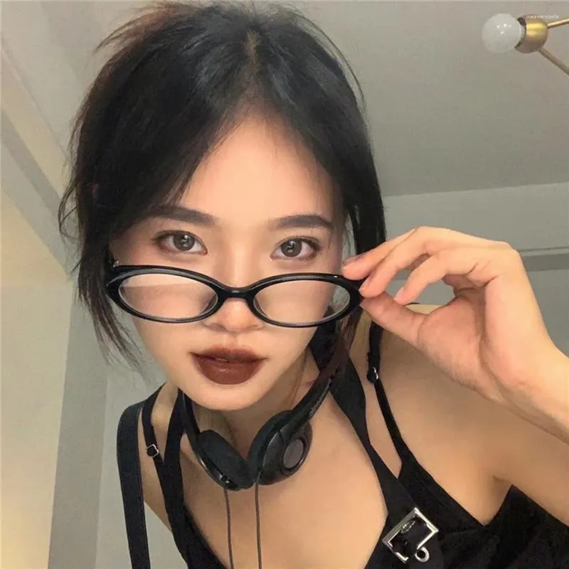 Occhiali da sole 2024 coreani piccoli occhiali ovali neri montatura da donna adorabili senza trucco occhiali da uomo semplici carino computer decorativo