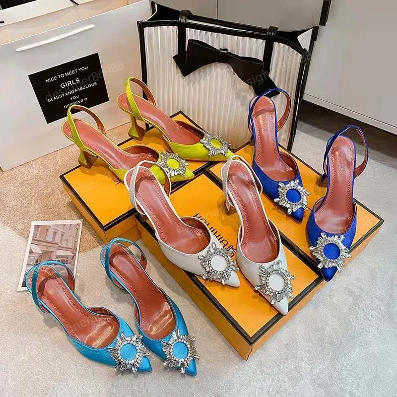 Amina muaddi sandaler klackade skor satin spetsiga slingbacks bowtie pumpar kristallsunflower kvinnors lyxdesigner party bröllopskor