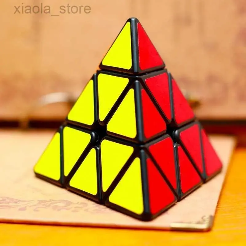 jouets Jouets d'intelligence Qiyi 3x3x3 rubix cube triangle vitesse cube magique rubico cube magique professionnel puzzles jouets éducatifs colorés