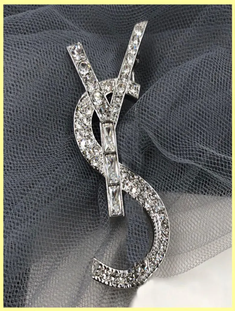 High Quality Luxury Designer Men Women Pins Brooches Diamond Silver Letter Brooch Pin For Suit Dress Pins Party Y Brooches Good 214820698