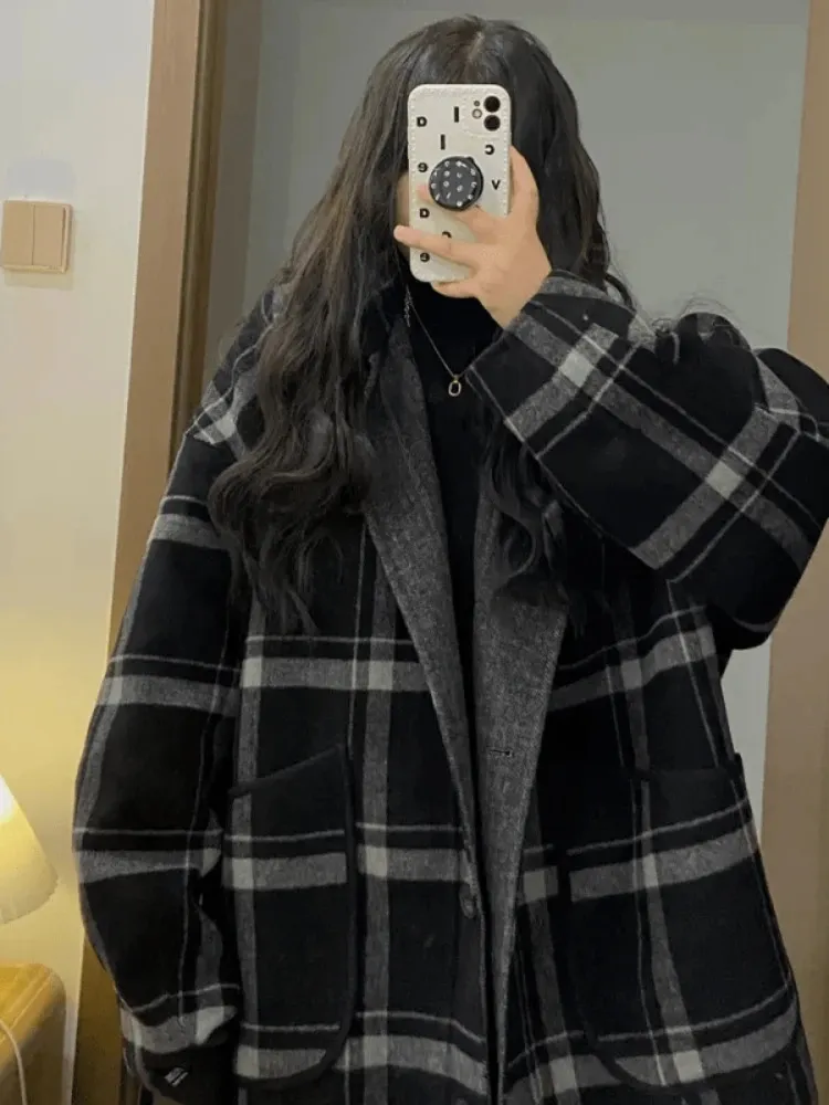 Xgoth svart vit ullrock Autumn Winter Korean Loose Slim Hong Kong Style Retro Tweed Jacket Female Long Plaid Tweed Coat 240102