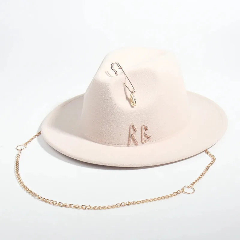 Sombrero Fedora con letras de diseño de lujo para mujer, decoración de cadena de Metal, gorras de iglesia para fiesta de Jazz 240102