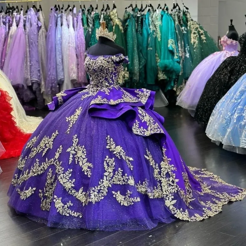 Lila glänsande quinceanera klänningar med guldapplikationer spetspärlor snörning ärmlös korsett prom söta 16 vestido de 15 anos