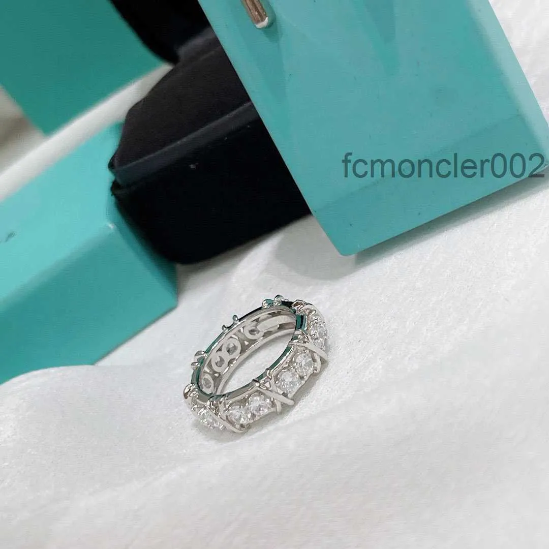 Designer Luxury Ring Classic Cluster Rings for Women Designers Simulated Diamond White Gold Sliver Cross Stud Flower Cool KVWO