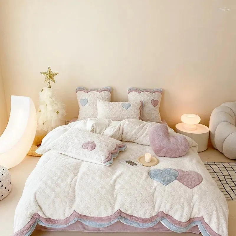 Ensembles de literie Blanc Chaud et confortable Ensemble en peluche Douce Princesse Style Amour Broderie Housse de couette Drap de lit Taie d'oreiller 4 pièces