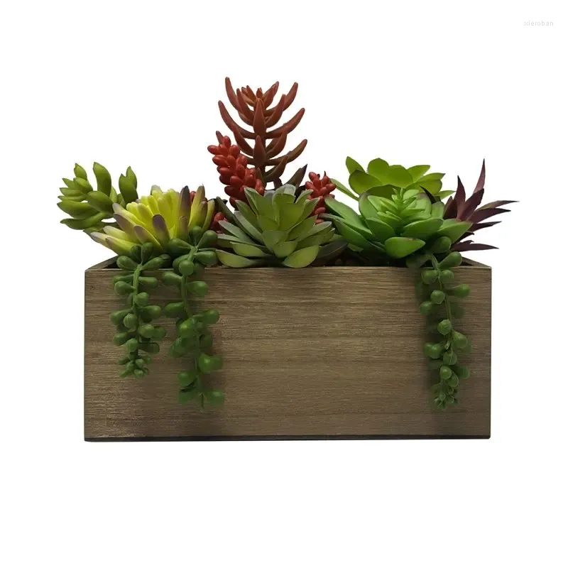 装飾的な花茶色の木製の箱にある人工混合多肉植物植物