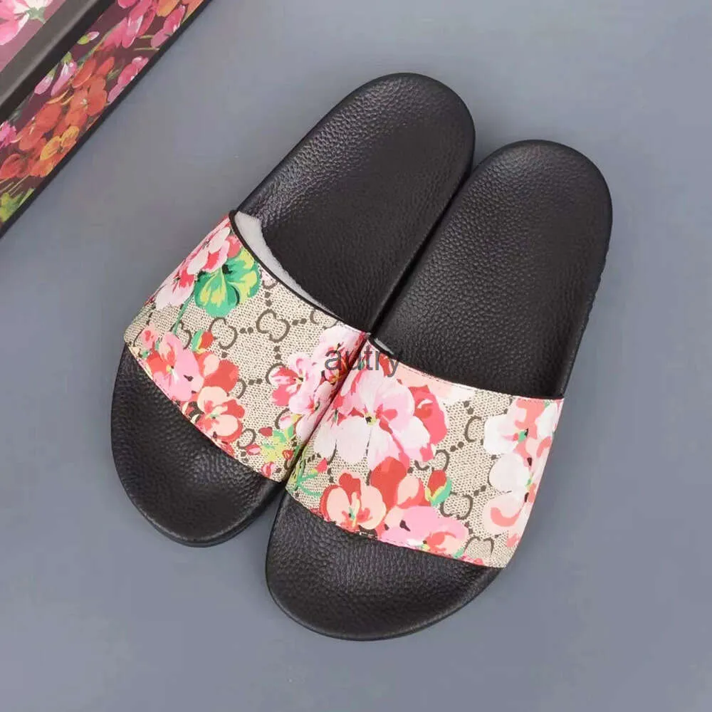 Designer Slippers Womens Floral Brocade Flat Shoes Gear Soled Tiger Bee 2024 Summer Trendy Street Photos Casual And Fashionable Beach Shoes Sandals