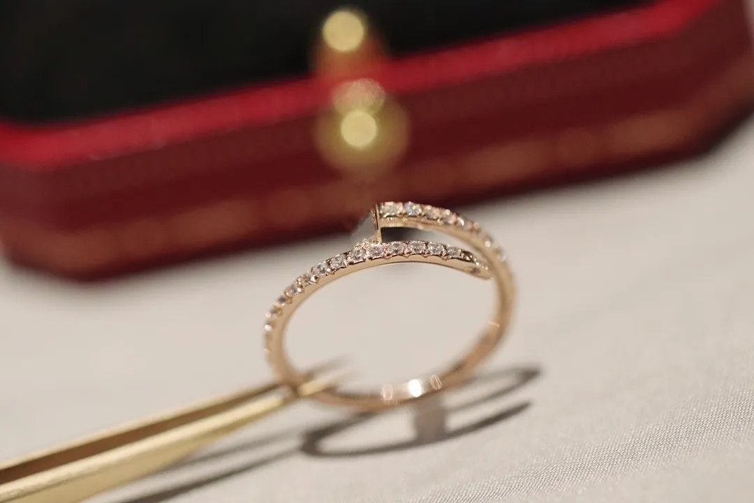 Rosa de ouro designer fino prego para mulher homem anel diamante v-ouro galvanoplastia qualidade superior clássico premium com caixa