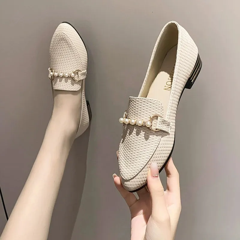 Skor Kvinnor Flats Loafers With Fur Pearl Decateion Oxfords pekade Toe Low Heels Autumn Shallow Mouth Casual Female Sneakers S 240104