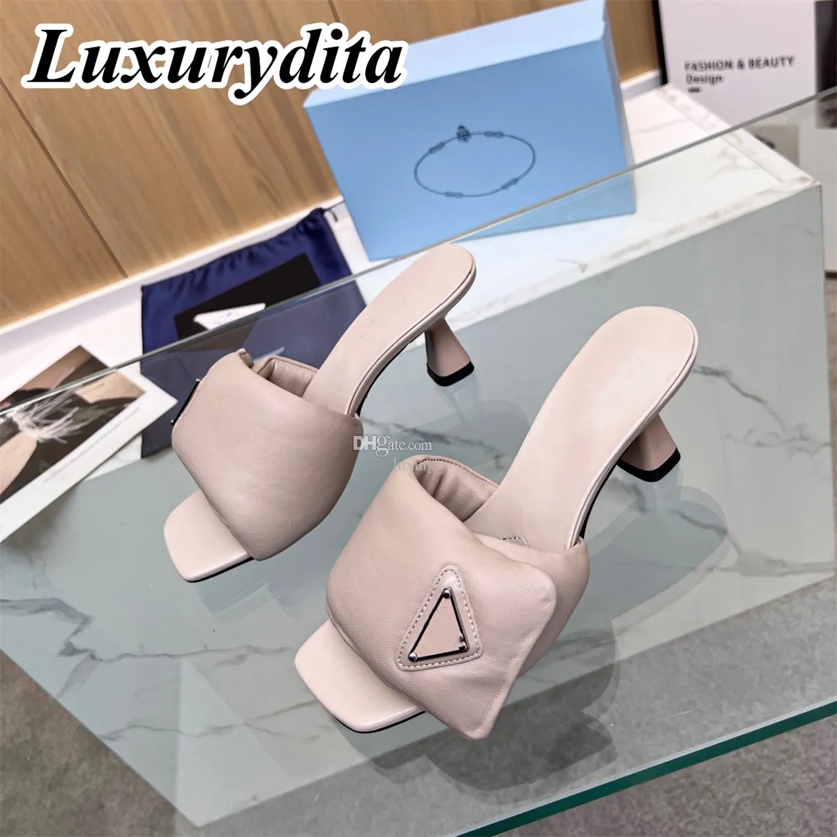 Högkvalitativ designer Kvinnor Sandaler Triangelhälta Metallblock Fashion Slippers Ankel Casual Pumps Muller Shoes Luxury Trend High Heels For Girls Bar Shoes YMPR 0019