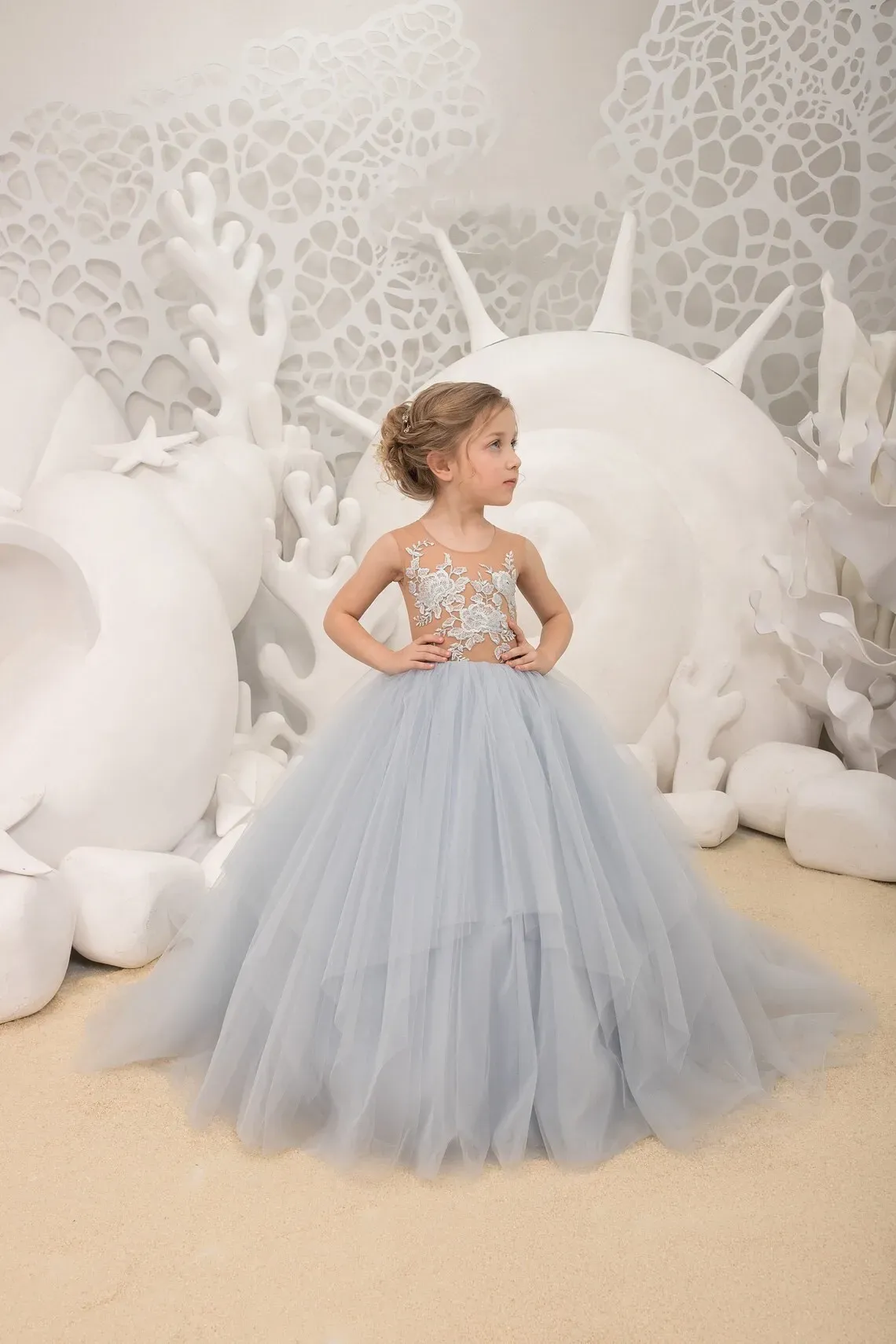 Vintage Long Dusty Blue Flower Girl Dresses Jewel Neck Tulle Sleeveless with Appliques Ball Gown Floor Length Custom Made for Wedding Party