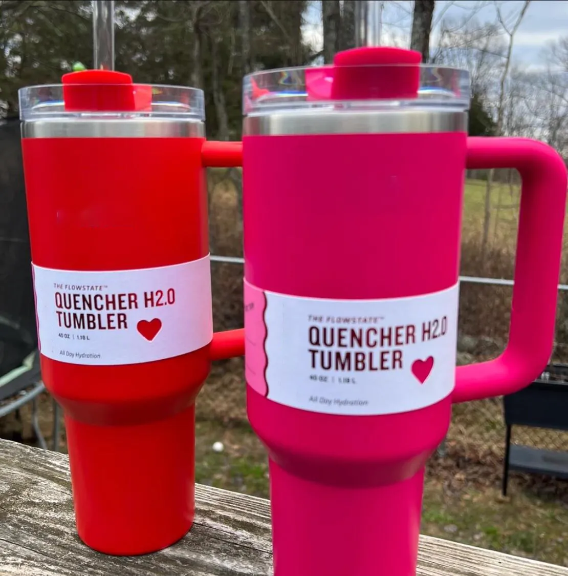 1 peça 40 onças Quencher Tumblers Cosmo Pink Parade Flamingo Target Copos de presente de dia dos namorados de aço inoxidável vermelho com alça e tampa de palha Canecas de carro de 2ª geração 0104