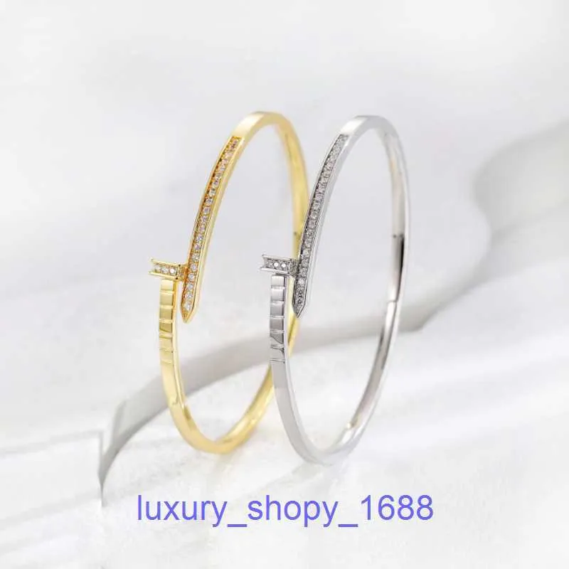 Pneus de voiture de luxe Designer Tournevis Bracelet Mode Ongles à la mode Tendance simple et personnalisée Plein ciel Star Couple Hommes Femmes ont une boîte d'origine