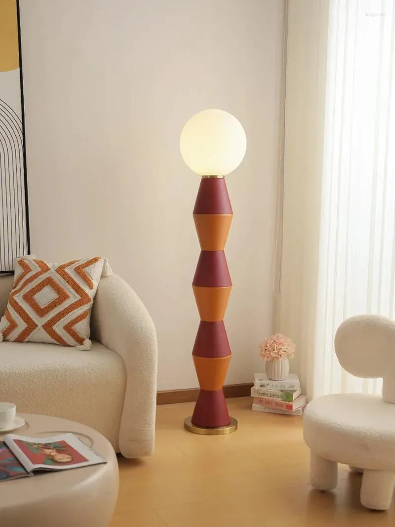 Stehlampen, einfache Lederlampe, nordisches Wohnzimmer, Schlafzimmer, vertikaler Tisch neben dem Sofa, Augenschutz, Ambiente-Licht