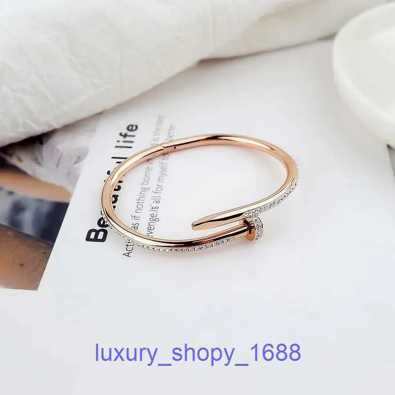 Bracciale per cacciavite di design per pneumatici per auto di lusso Fashion Net rosso moda aperto titanio acciaio fango diamante zircone chiodo Bracciale leggero di lusso Avere la scatola originale