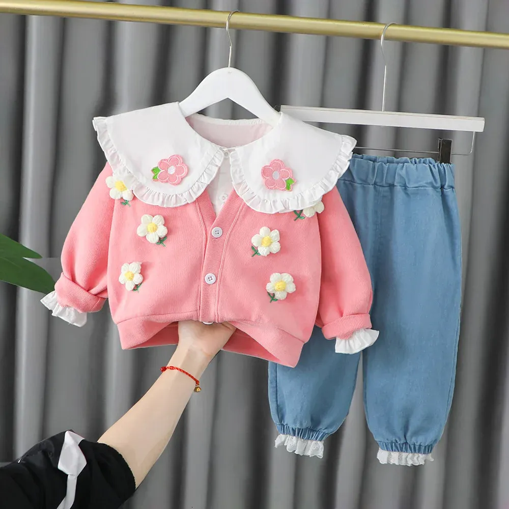 2023 Spring Autumn Children Girl 3st Clothing Set Flower Sticked Cardigan Coat Cotton Shirts Jeans byxor Babykläder kostym 240103