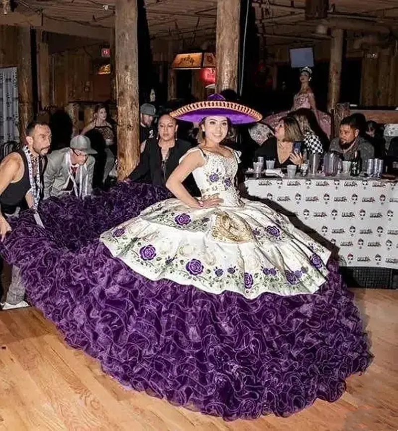 2024 Robes de luxe Pluffy Quinceanera à plusieurs niveaux en organza avec train brodé floral blanc et violet Mexique Charro Prom Robe d'occasion spéciale pour douce 15 filles