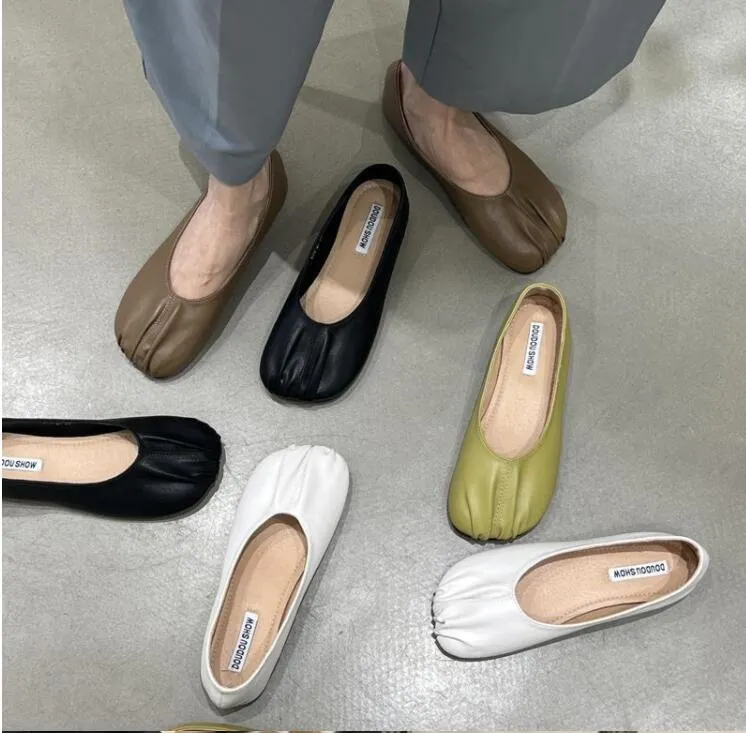 Women's Flat Shoes Autumn New Fashion Round Toe Pleated Ballet Shoes Non-slip Soft Sole Korean Version Slip-on Light Shoes