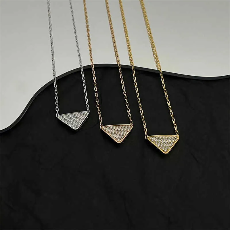 p Famiglia con diamanti intarsiati Triangolo geometrico Collana a catena con clavicola Moda femminile Design versatile Tendenza con catena da collo di nicchia