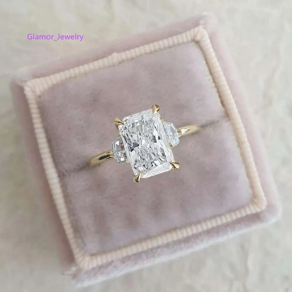 Yüzükler 3.00ct Emerald Cut Moissanit Yüzük Zümrüt ve Kadellic Cut 3 Taş Nişan Yüzüğü 18K Sarı Altın