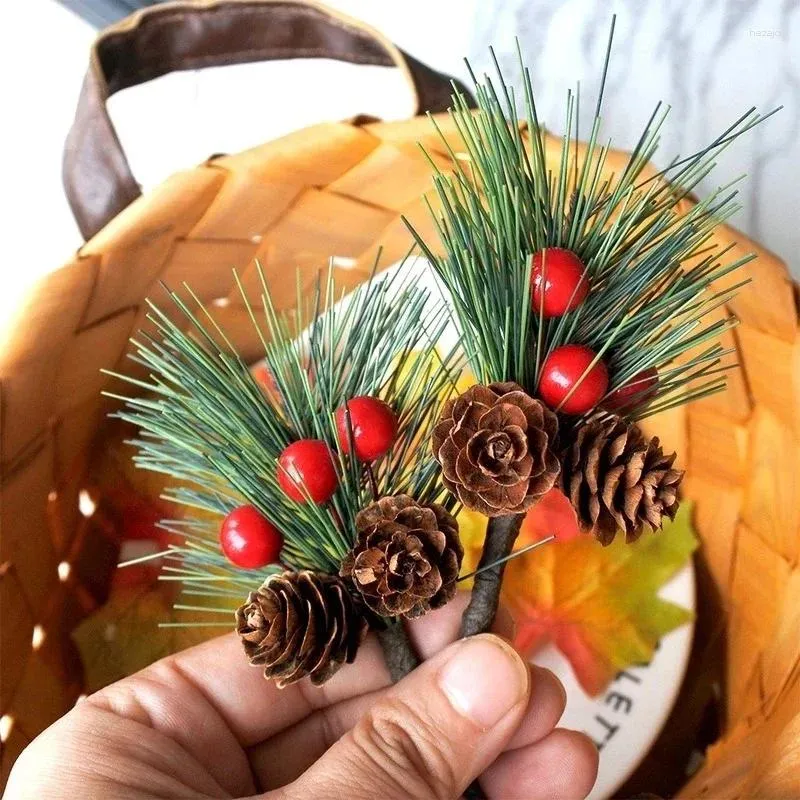 Fleurs décoratives 50pcs pommes de pin de Noël branches d'aiguilles de pin avec tiges de baies rouges artificielles pour guirlande d'arbre de Noël cadeaux d'artisanat de bricolage