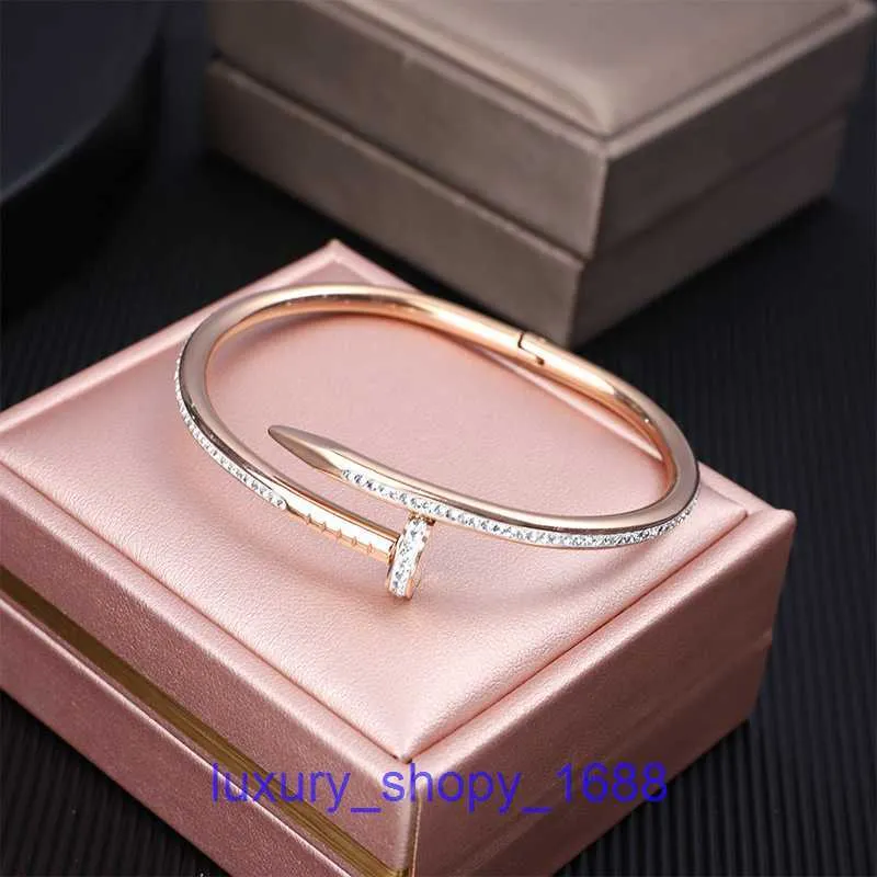 Pneus de voiture Nouvelle marque Bracelet de créateur classique en or 18 carats en forme d'ongle de vent en acier titane incrusté de diamant carte maison bracelet coloré femmes ont une boîte d'origine