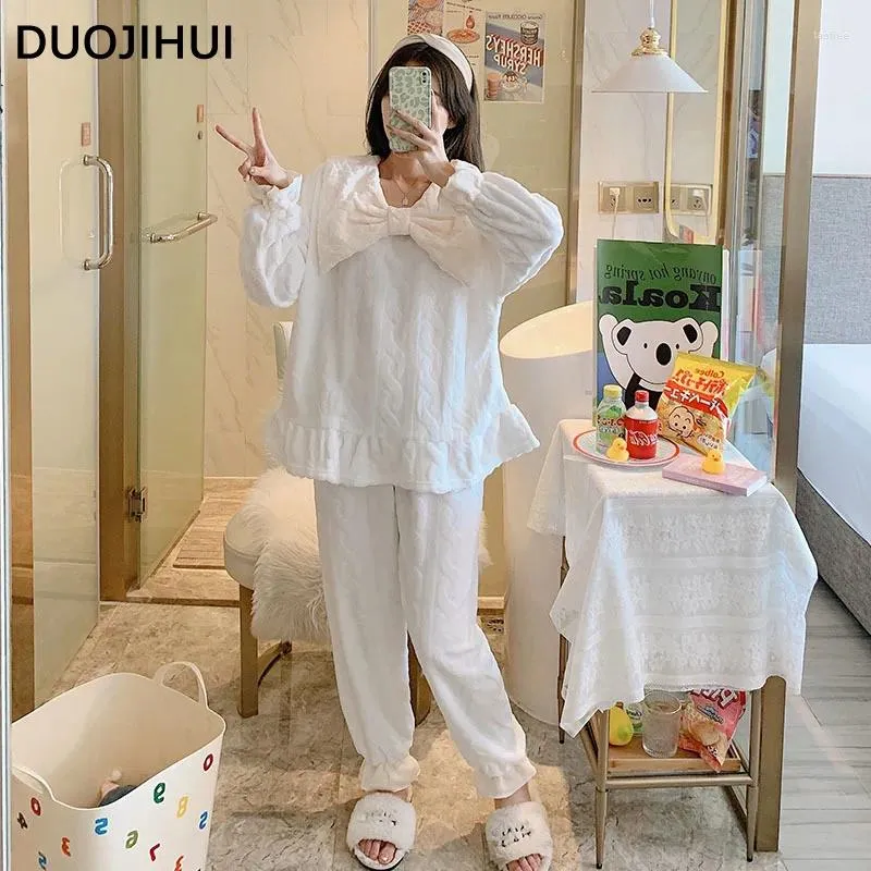 Vêtements de nuit pour femmes Duojihui Blanc Sweet Chicly Bow Casual Home Pyjamas pour femmes Mode Épais Chaud Flanelle Pure Couleur Lâche Femelle Ensemble