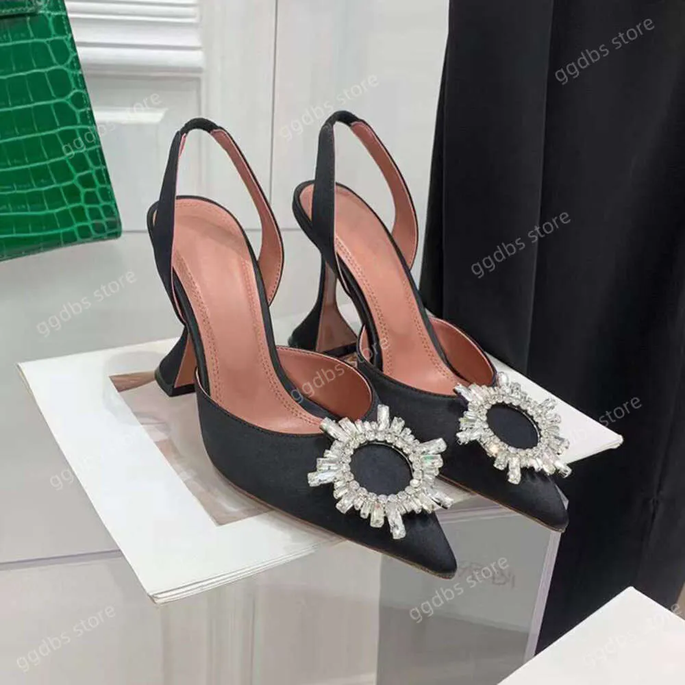 Amina Muaddi Sandales à boucle en satin noir ornées de cristaux, chaussures à talons hauts, bout pointu, créateurs de luxe, chaussures habillées, slingbacks de soirée, usine Footwea