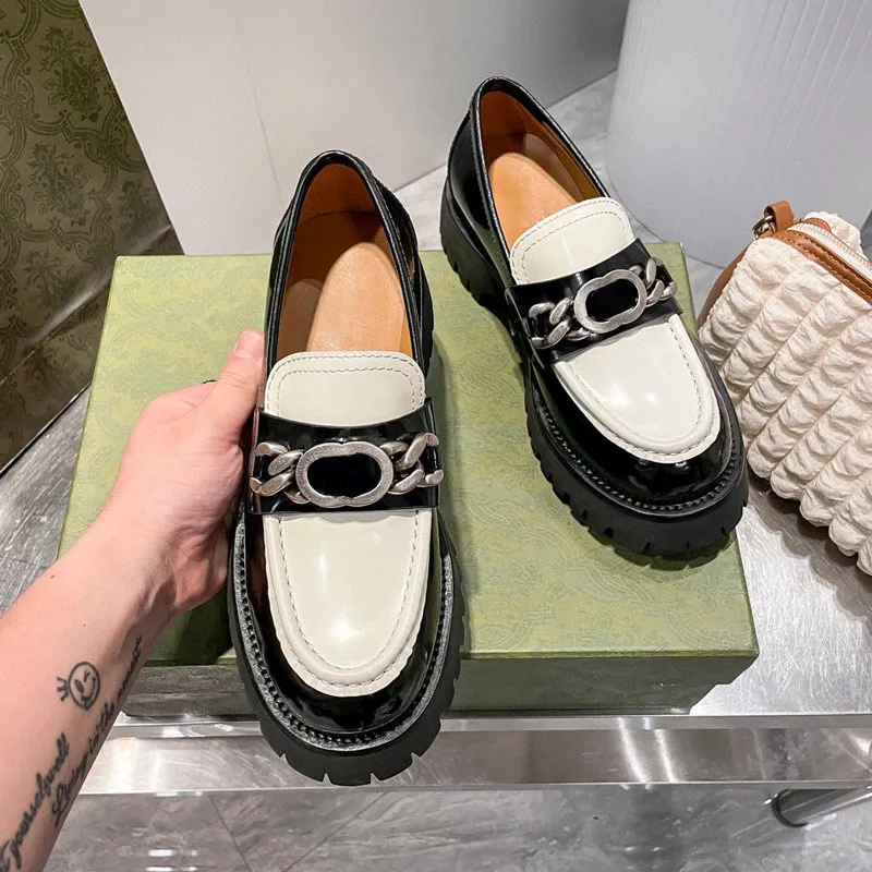 Mocassins à bout rond avec chaîne en métal pour femmes, chaussures à talons épais et à plateforme, petite chaussure en cuir de Style britannique