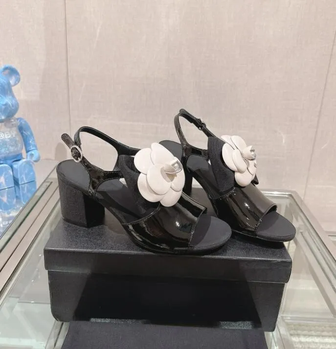 Klassisch gefertigte Damen-Sandalen von Master's, Obermaterial aus Schaffell-Lackleder, Sohle aus echtem Leder, dicker Absatz 6 cm, Riemen hinten mit Blumenverzierung, Größe 35–41