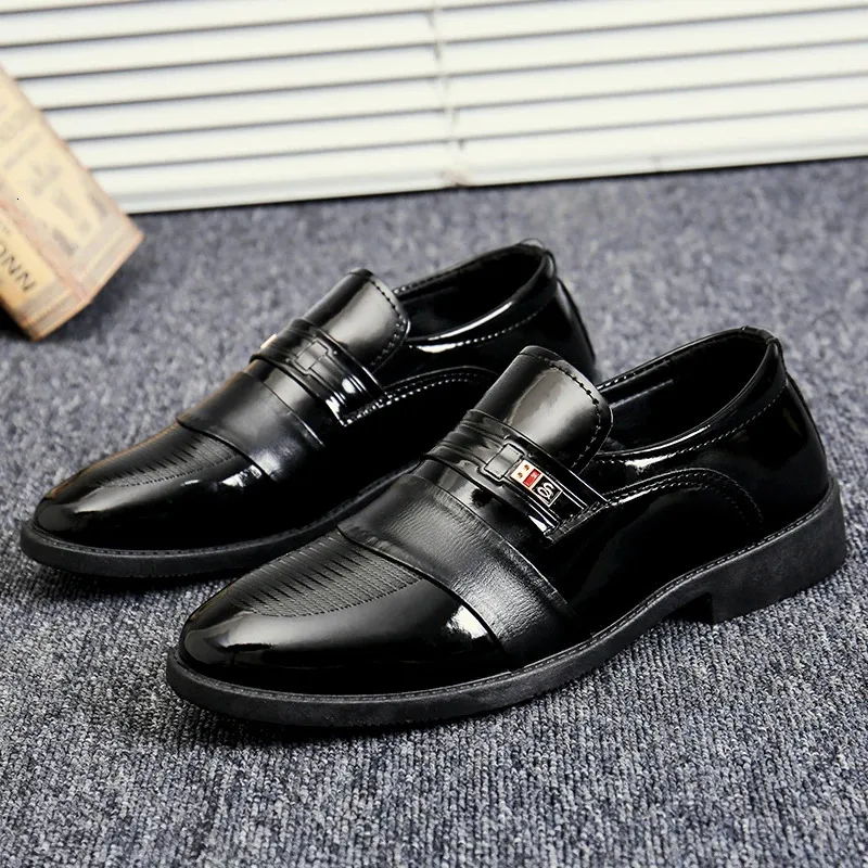 Fashion Men Shoes Business Dress Slip on Wedding Shoes Mens Oxfords أحذية جلدية عالية الجودة للرجال المتسكعون 240104