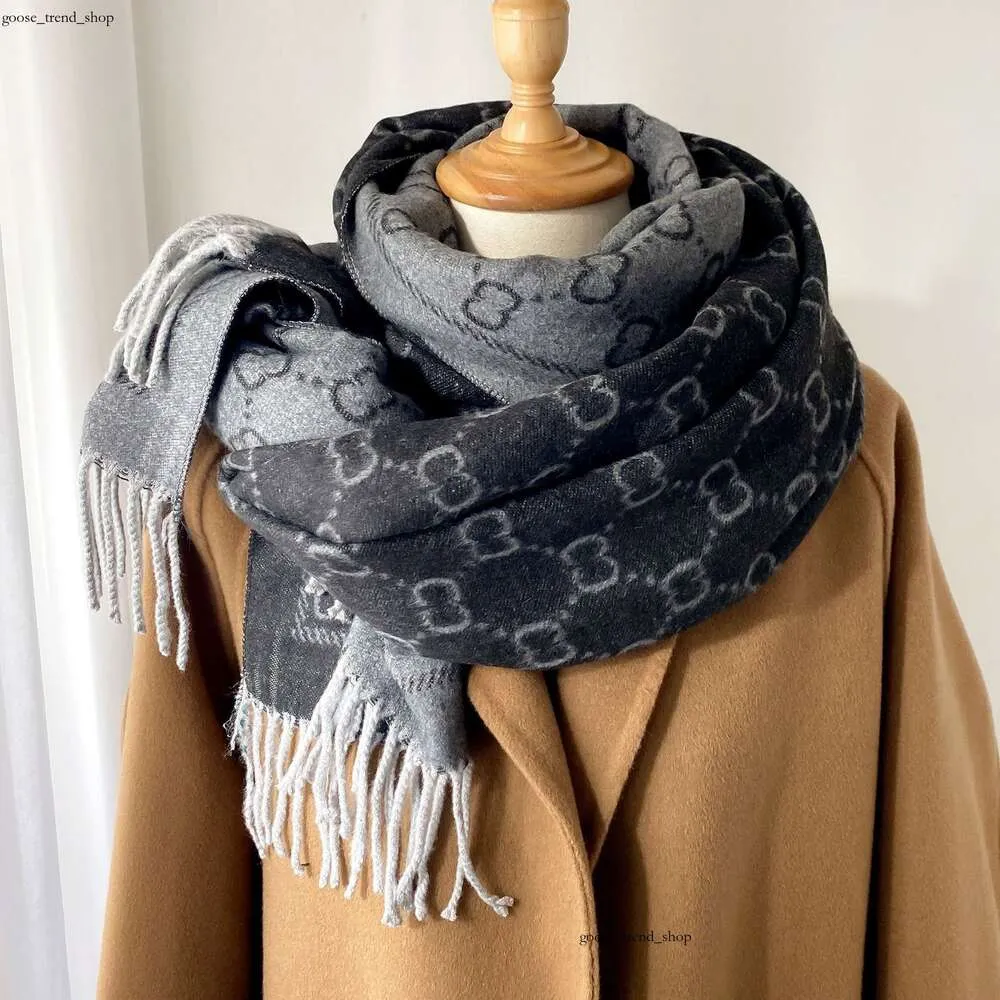 Stilvoller Damen-Kaschmir-Designer-Schal, vollständig mit Buchstaben bedruckte Schals, weicher, warmer Schal mit Etiketten, lange Schals für Herbst und Winter, 1:1 Version 245