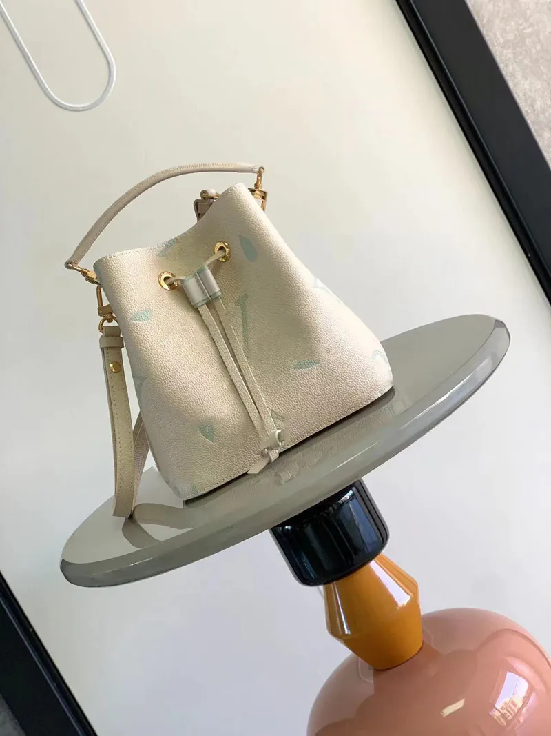 2024 NEO NEO NOE BB Womener Designer Luxury Brand Letter Logo Laptring Leather Bucket Bag Bill Bill Conder Cantlique Cattlehide Bag Bag Bag Bag