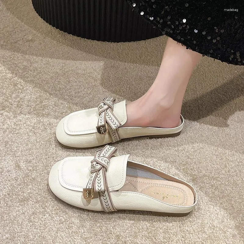 Chinelos Baotou para mulheres usar fora 2024 Versátil estilo de verão suave fada moda mule sapatos tendência