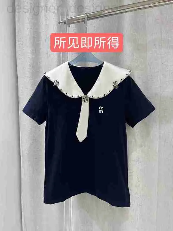 T-shirt da donna del marchio miumius Primavera/Estate Nuovo colletto ribaltabile con bordi ondulati in acido acetico, Cravatta con diamanti acqua con perline, T-shirt a maniche corte per ridurre l'età della ragazza GSCJ