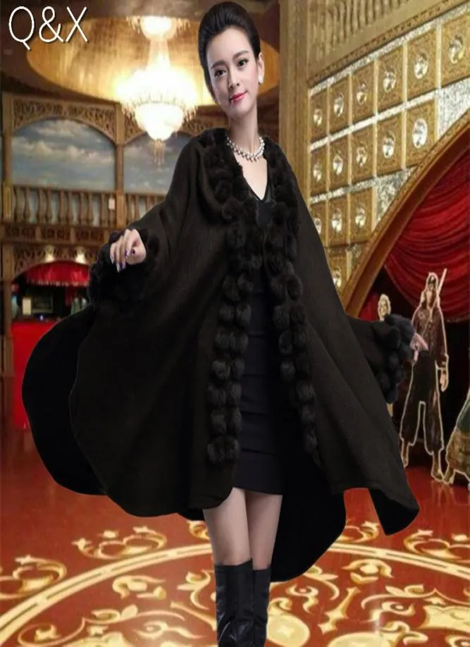 SC54 Femmes Capes Noires Poncho 2017 Hiver Boule De Fourrure Châle Surdimensionné Chandail Tricoté Italien Long Cachemire Cardigan Coat4154622