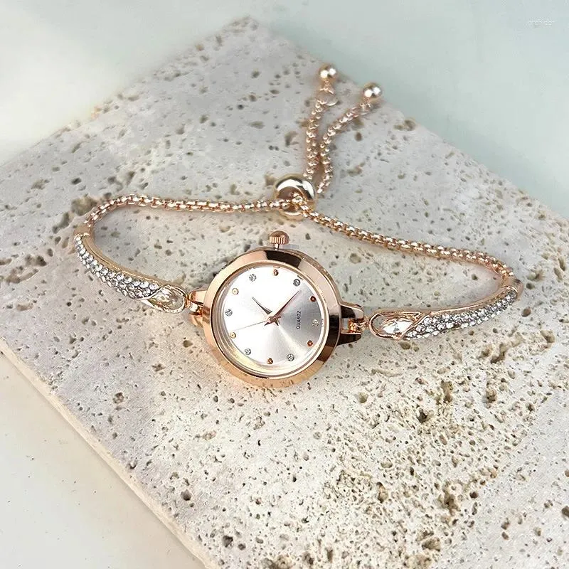 Montres-bracelets 2024 Montres à quartz pour femmes Water Diamond Femme Montre-bracelet Petit cadran Slim Réglable Bijoux Fille Montre Bracelet