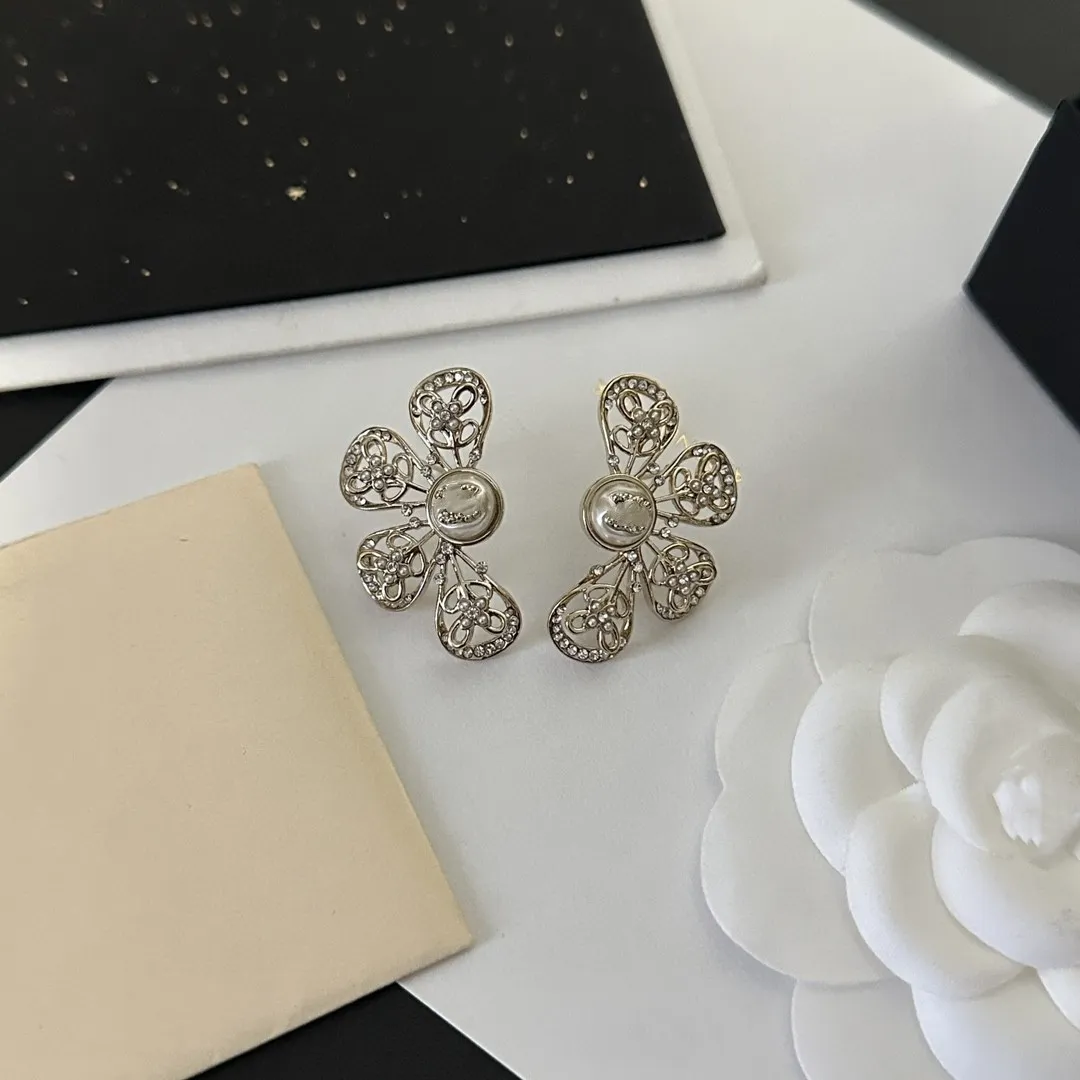 20style Vente Chaude Plaqué Or 18 Carats Lettres De Luxe Designer Stud Oreille Crochet Canal Géométrique Célèbre Femmes Cristal Strass Perle Boucle D'oreille Bijoux De Fête De Mariage sx7e