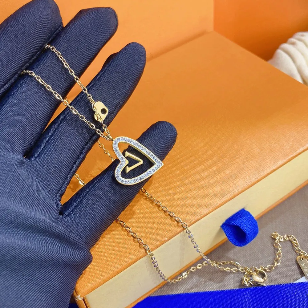 Heart Diamond Pendants Дизайнерские ожерелья жемчужные бренд буквы подвеска женская 18 тыс. Золото покрыта из нержавеющей стали сети колье модные украшения подарки