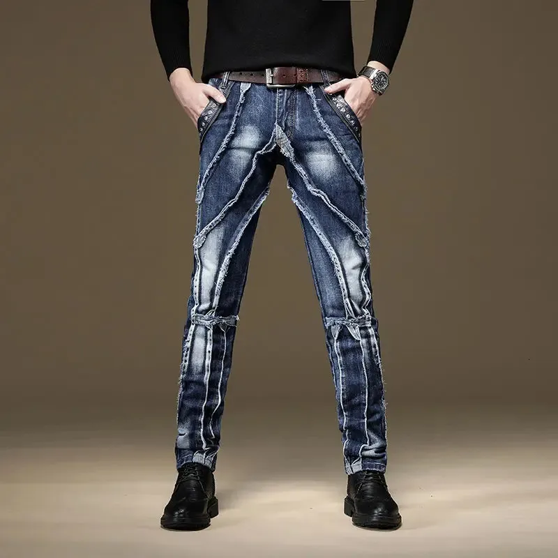Calça jeans masculina de luxo leve com patchwork azul, estilo mendigo, artista de boate, jeans da moda, calças jeans de rua sexy; 240104