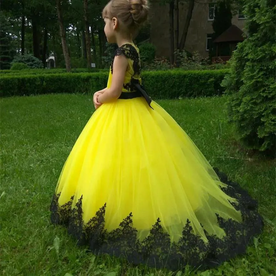 Sukienki Yellow Flower Girl Sukienka z czarnym koronkowym dzieckiem podłogową długość druhny dla dziewczyny z długim pociągiem 289W