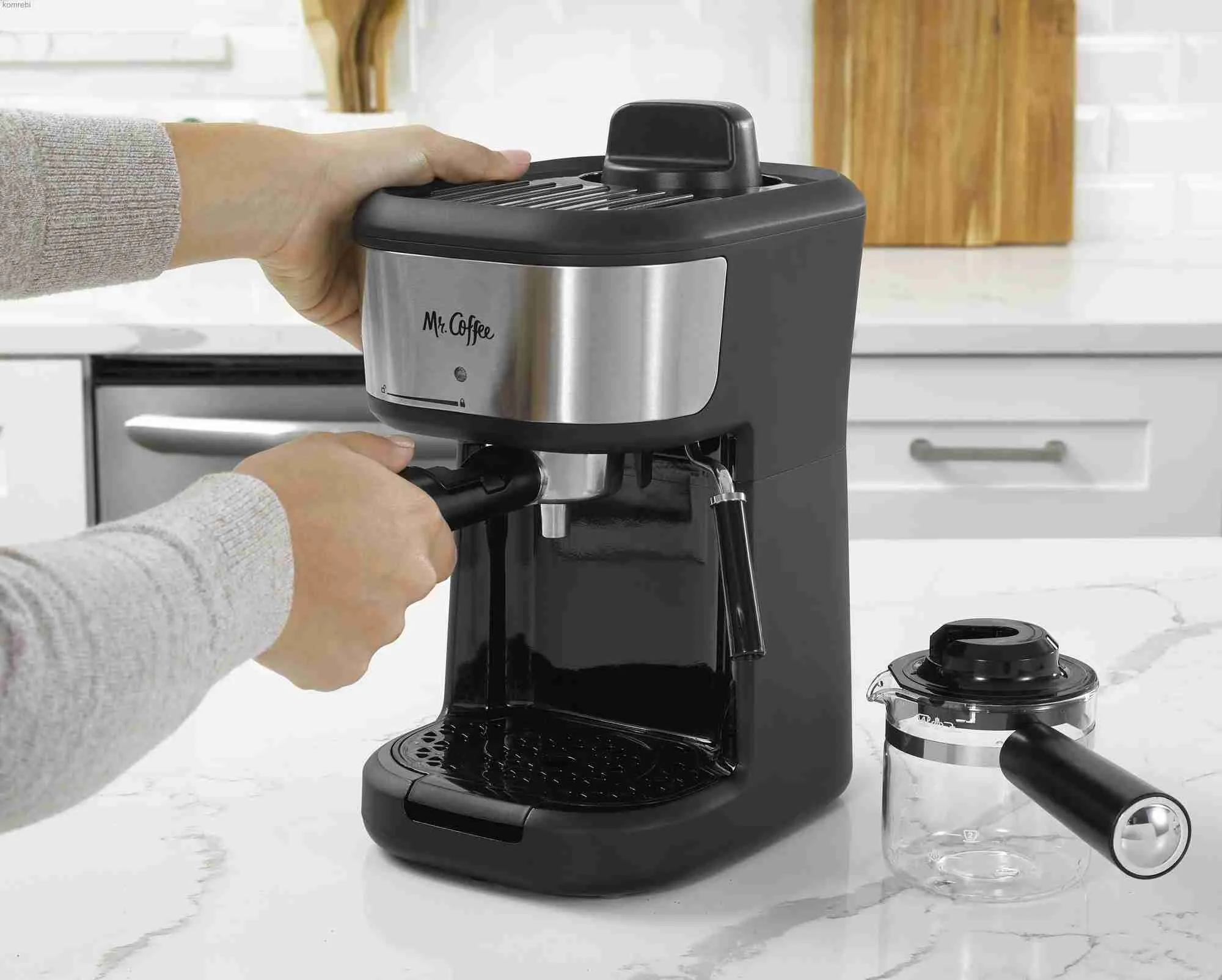 DHgate Mr. Coffee 4 Shot Steam Espresso Cappuccino and Latte Maker in Black L240105 Household Appliances