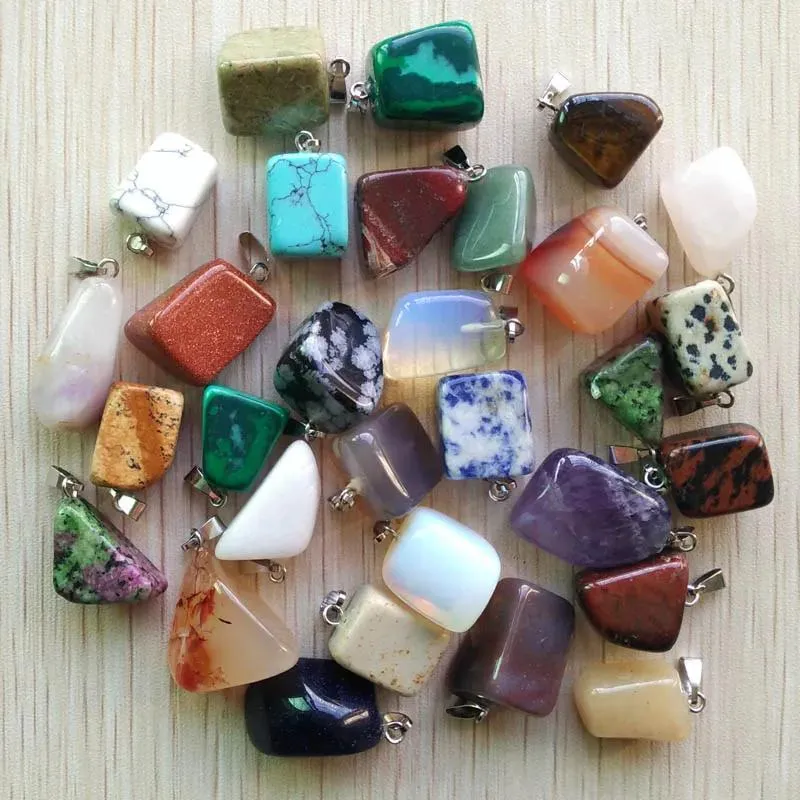 Ringar grossist 50st/parti 2023 Hot Selling Trendy Assorted Natural Stone Mixed Oregelbundna Pendants Charms smycken gratis frakt