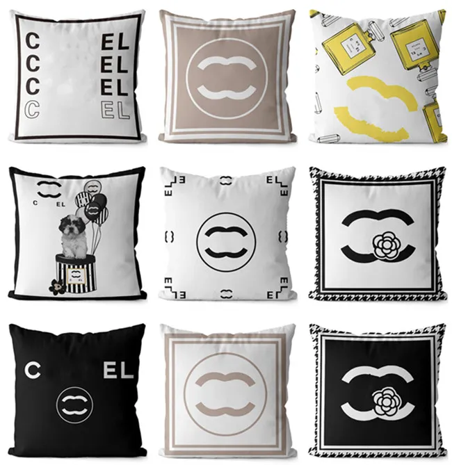 Designer Throw Black and White Letter Home Cover Sofa Decoration Pure Cotton Bekväm kudde 45 * 45 cm Pillow Core Löstagbar Clephan