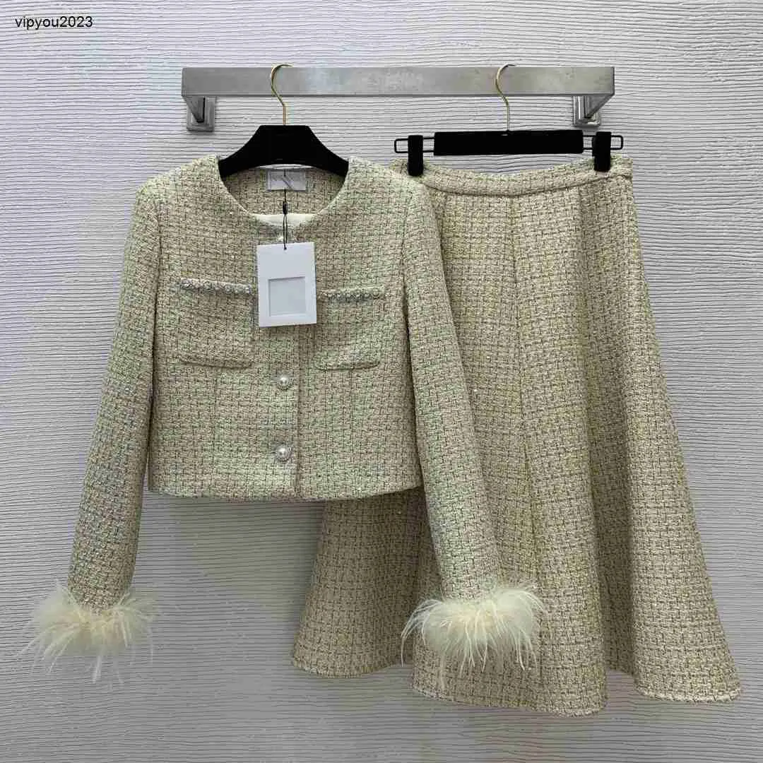 Роскошный женский комплект из двух предметов дизайнерской одежды для короткого пальто с круглым вырезом, высокой талией и длинной верхней юбкой. Январь 05.